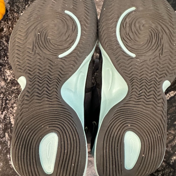 Nike, no court mark basketball sneaker. - Picture 2 of 7